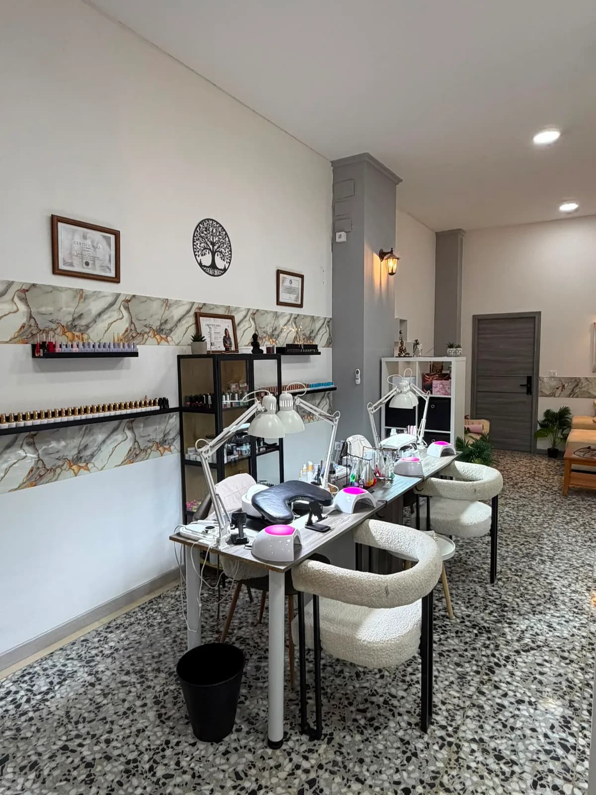 Puesto de manicura en YZ Luxe Studio