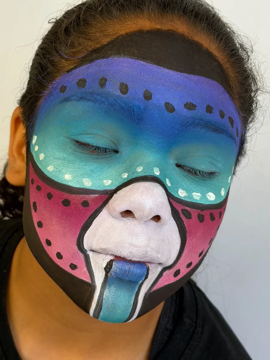 Maquillaje de fantasía con máscara de color