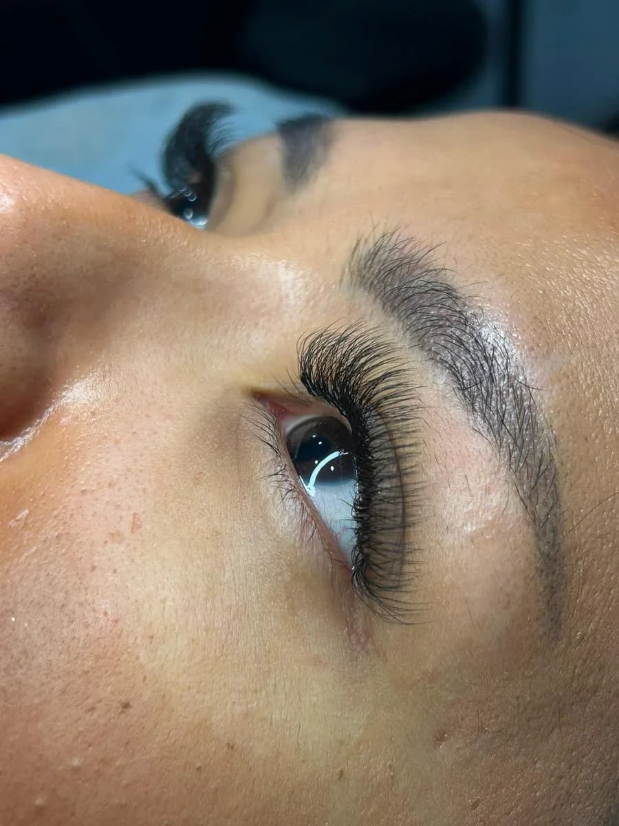 Extensiones de pestañas efecto volumen, primer plano